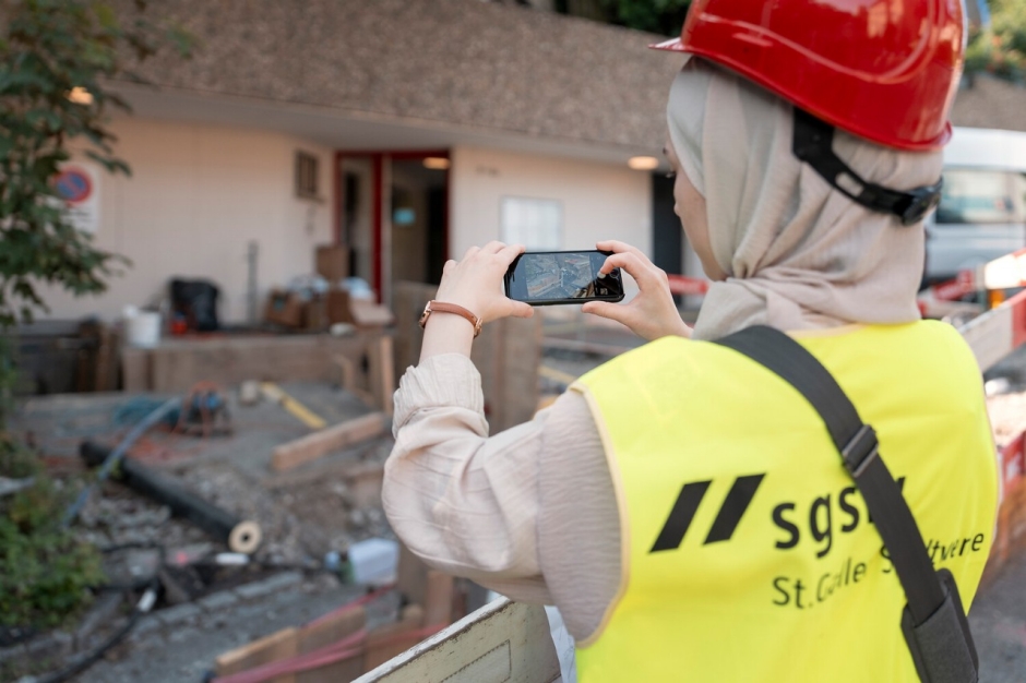 Die Zeichnerin macht f&uuml;r die Projektakte Fotos von den neu verlegten Leitungen. 